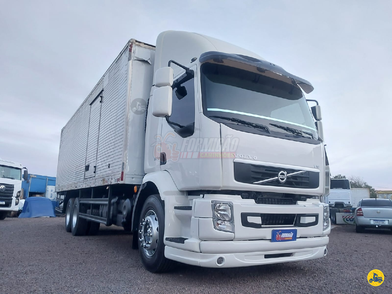 CAMINHAO VOLVO VOLVO VM 270 Baú Furgão Truck 6x2 Formigão Caminhões CASCAVEL PARANÁ PR